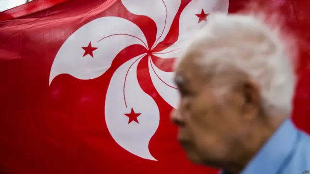 香港特区区旗前的老人（资料照片）