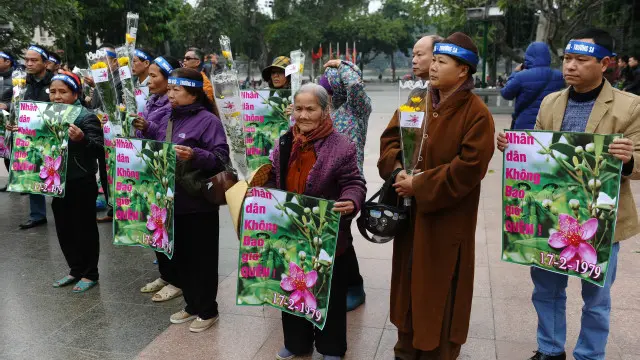 Các nhà hoạt động, nhiều người dân đến tham dự buổi tưởng niệm