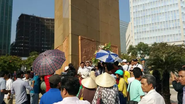 Một số nhà hoạt động nói xuất hiện lực lượng "cầm dù" che đi các biểu ngữ