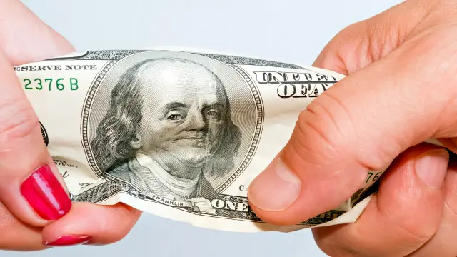 Dos personas peleando por un billete