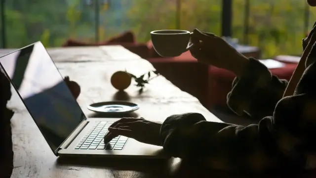 Una persona trabajando en semioscuridad