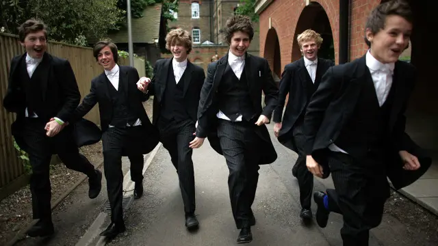 有钱、或不太有钱但咬紧牙关节省每一分钱攒足学费送孩子上伊顿，是因为伊顿公学是政治精英、社会精英的摇篮。走出伊顿，飞黄腾达。