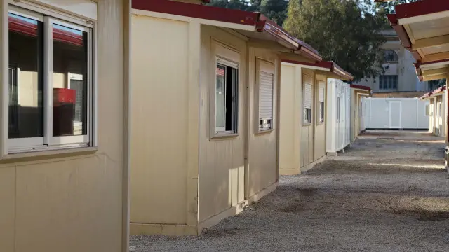 حاويات سفن التي ستأوي المهاجرين بالمركز الجديد بجزيرة لاروس