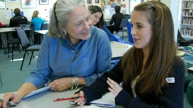 الفائزة بالجائزة في العام الماضي تبرعت بها لمدرستها