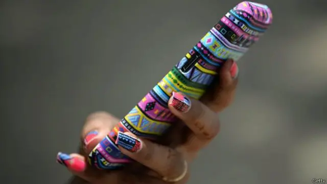 ලොව දෙවන විශාලතම ජංගම දුරකතන වෙළඳපොළ ඉන්දියාව වන අතර එහි ජංගම දුරකතන ග්‍රාහකයන් සංඛ්‍යාව කොටි සියයක්