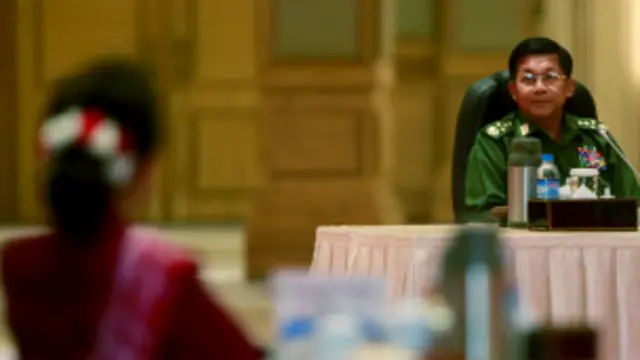 ပြီးခဲ့တဲ့ နှစ် ဧပြီလ ၆ ပွင့်ဆိုင် ဆွေးနွေး ပွဲ တုန်းက အခုလို တွေ့ဆုံခဲ့ကြပါသေးတယ်