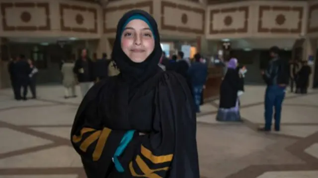 Nour, 18 años, futura abogada