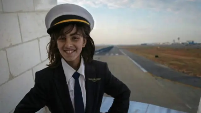 Armani, 10 años, futura piloto