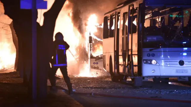 Partlayış yaxınlıqda hərbi nəqliyyat vasitələri keçdiyi zaman baş verib, KİV-lər bildirir