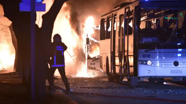 در حمله روز چهارشنبه به یک اتوبوس نظامیان در آنکارا ٢٨ نفر کشته شدند