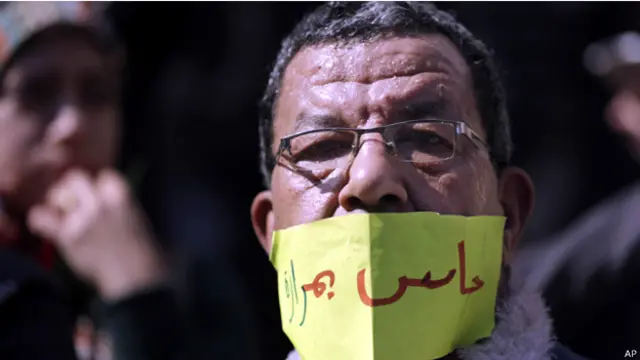 طبيب مصري يتظاهر احتجاجا على تجاوزات الشرطة بحق زملائه