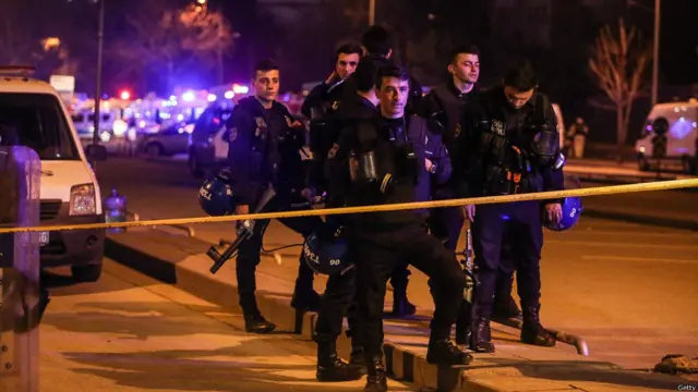 ترکی کے دارالحکومت انقرہ میں فوجی قافلے کے قریب ہونے والے اس کار بم حملے کے بعد سکیورٹی ہائی الرٹ کر دی گئی ہے۔