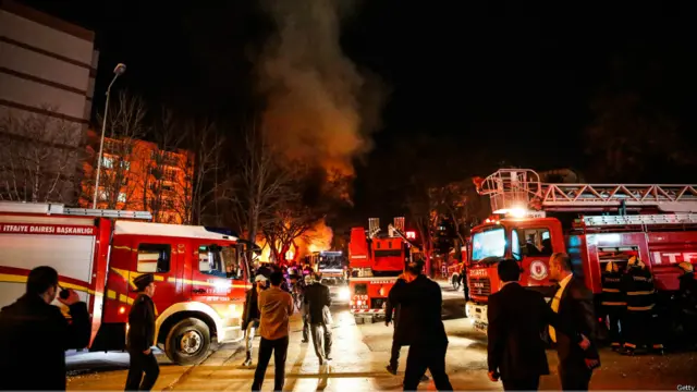 ترکی میں حکام کا کہنا ہے کہ دارالحکومت انقرہ میں فوجی قافلے کے قریب کار بم دھماکہ ہوا ہے جس میں کم از کم 28 افراد ہلاک ہوئے ہیں۔