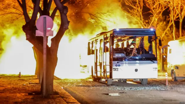 حکام کے مطابق دھماکہ خیز مواد سے بھری گاڑی اس وقت دھماکہ سے پھٹ گئی جب اس کے قریب سے فوجی قافلے کا گزر ہوا۔