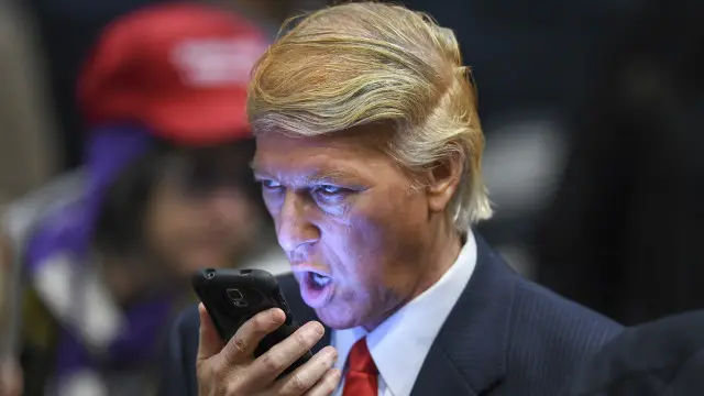 Robert Ensler como Donald Trump