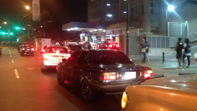 Fila en una gasolinera