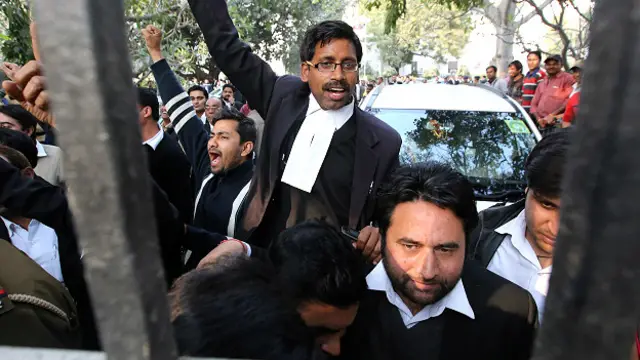 जेएनयू छात्र संघ अध्यक्ष कन्हैया कुमार के ख़िलाफ़ प्रदर्शन करते पटियाला हाउस अदालत के वकील.