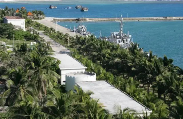 Cơ sở hạ tầng được phát triển khá đầy đủ, có cảng biển, trường học, trạm y tế...
