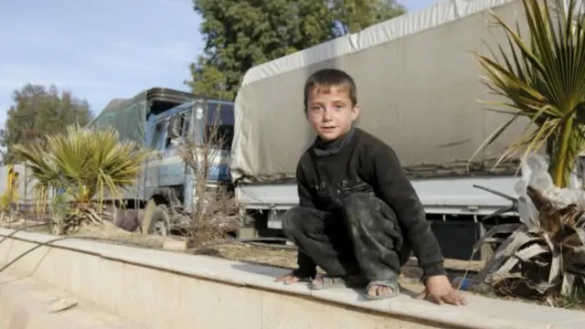 Các xe chở hàng cứu trợ đã đến thị trấn Muadhamiya bị chiếm đóng