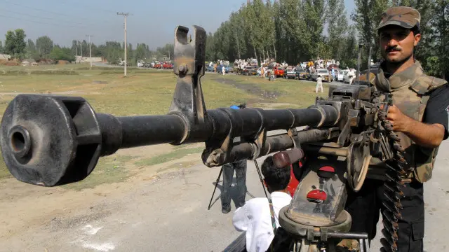 حملوں کے بعد علاقے میں سکیورٹی فورسز کی جانب سے بڑے پیمانے پر سرچ آپریشن کا آغاز کیا گیا ہے (فائل فوٹو)
