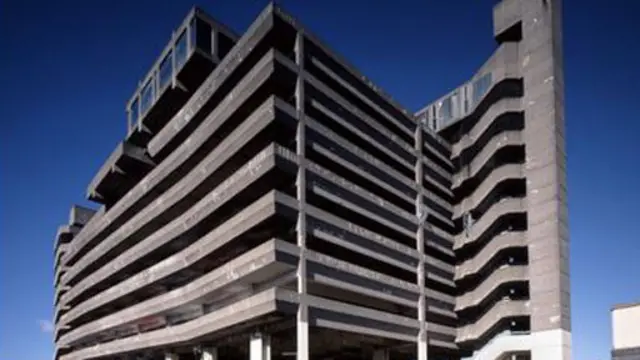 英格蘭北部城市蓋茨黑德的三一停車場曾在 1971 年邁克爾·凱恩主演的(Michael Caine)驚悚片《復仇威龍》(Get Carter)中上演重頭戲,它於 2010 年被拆除。