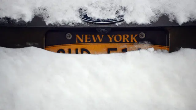 Автомашина, занесенная снегом