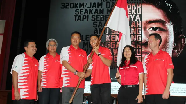 Menpora Imam Nahrowi dan pembalap Rio Haryanto saat mengumumkan kepastian Rio menjadi pembalap F1, 18 Februari lalu.