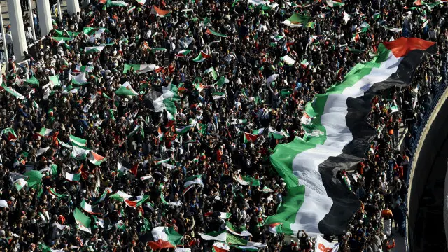 العلم الفلسطيني وسط جماهير المشجعين الجزائريين