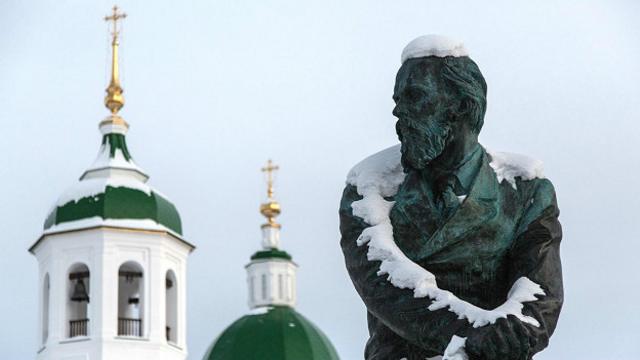 Писатель Федор Достоевский – один из тех, кто побывал за этими стенами. Памятник открыт в 2010 году.
