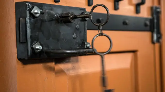 Массивные запоры по-прежнему на своих местах на дверях тюремных камер