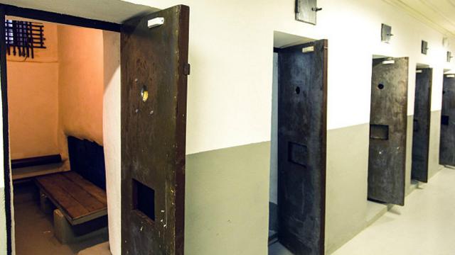 Во время экскурсии посетители могут похлебать тюремной баланды и посидеть в одиночке