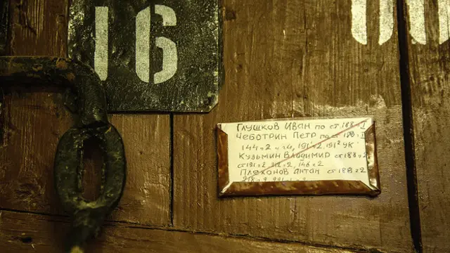 За массивными дверями заключенные ютились в тесных камерах