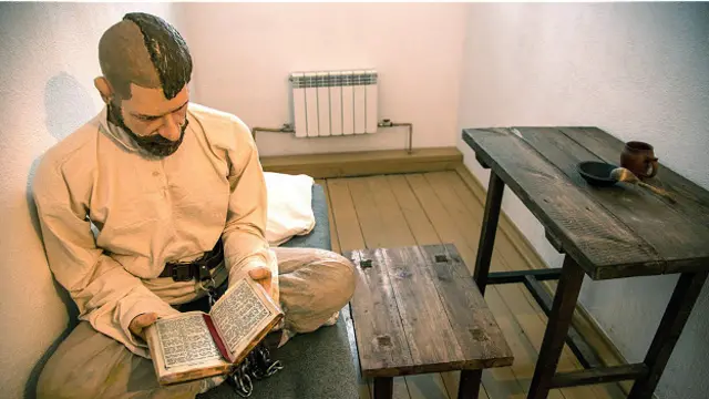 Узникам, как показано на этом манекене, наполовину обривали головы, чтобы легче было узнать беглого