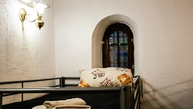 Теперь посетитель может по доброй воле заглянуть в карцер с его скудным убранством