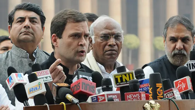 حزب اختلاف کی جماعت کانگریس نے حکمراں جماعت بی جے پی کو کانگریس کی پشت پناہی کرنے کا ذمہ دار ٹھہرایا ہے جبکہ جماعت کے نائب صدر راہل گاندھی نے بھارتی صدر پرنب مکھرجی سے ملاقات کر کے صورت حال پر تشویش کا اظہار کیا۔