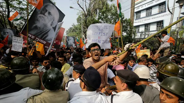 بے جے پی کے کارکنوں کا کنہیار کمار کے خلاف احتجاج بھی جاری ہے جبکہ حکومتی وزرا نے کہا ہے کہ وہ پیچھے نہیں ہٹیں گے اور ملک دشمن عناصر کو سزا دینے کے موقف پر قائم ہیں۔