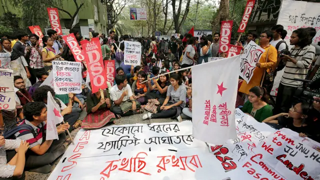 جمعرات کو چینئی میں ایک احتجاجی مظاہرے کے دوران طالب علموں کا پولیس سے تصادم ہوا ہے، جبکہ کولکتہ کی سب سے بڑی یونیورسٹی میں بھی احتجاجی مظاہرہ پرتشدد رخ اختیار کر گیا۔