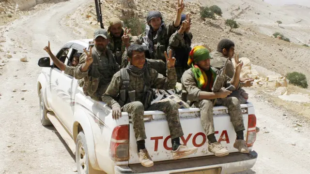 قوات وحدات حماية الشعب الكردية عمادها أكراد لكنها تضم أيضا عربا وأتراكا وأجانب