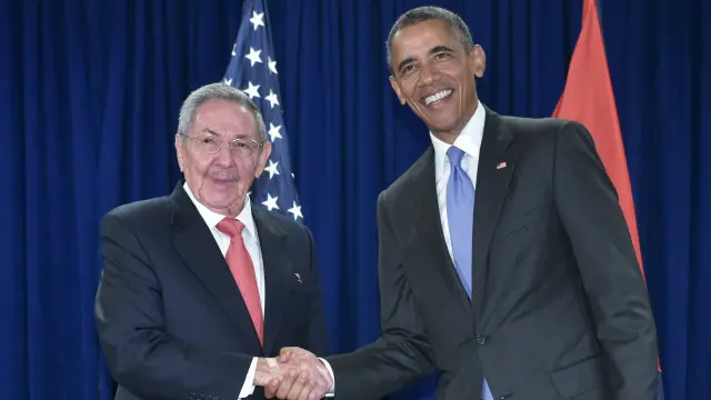 Tổng thống Obama bắt tay lãnh đạo Cuba Raul Castro tại New York tháng Chín 2015