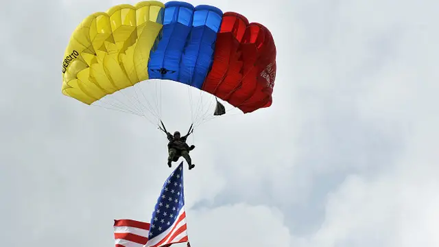 Si es una guerra, se involucra al ejército; si es un tratamiento, se acude a civiles experimentados.