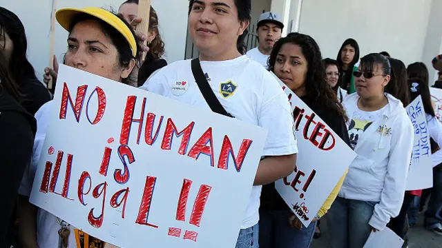 "Ningún humano es ilegal", dice este cartel que lleva una manifestante en EE.UU.