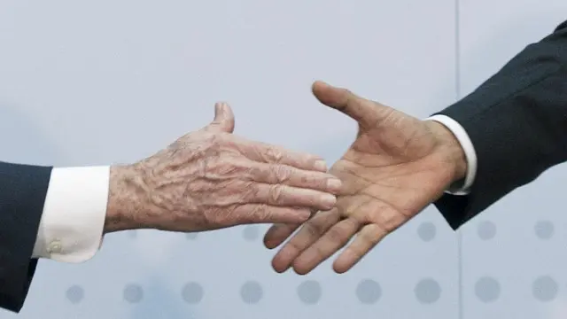 Las manos de Obama y Castro