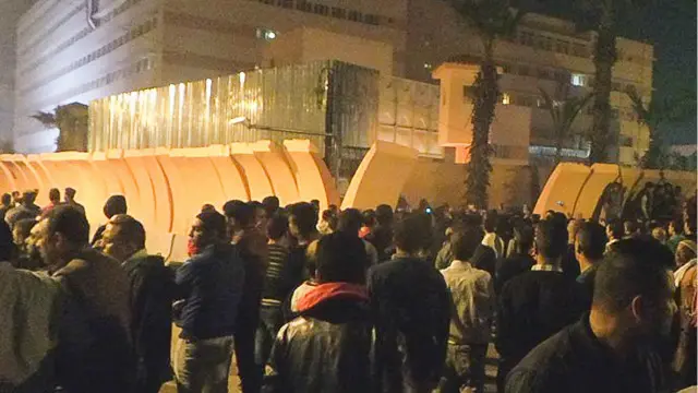 تجمهر المئات حول مديرية أمن القاهرة وحاصروها وقطعوا الطريق اليها احتجاجا على الحادث