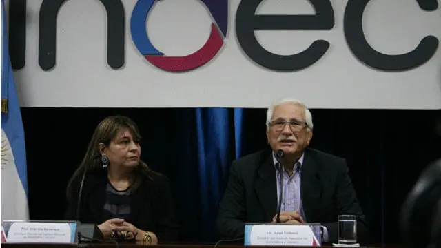 La exdirectora técnica del Indec, Graciela Bevacqua, y el actual director del organismo, Jorge Todesca, durante una conferencia de prensa.