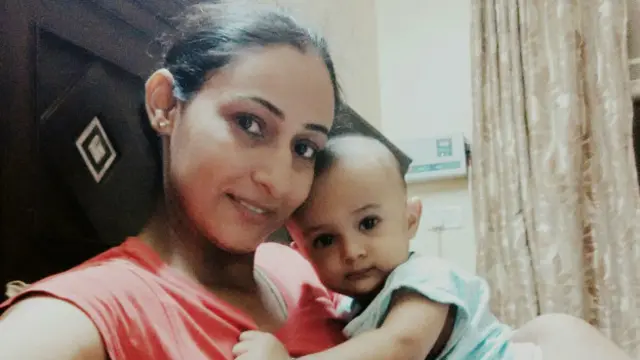 नेहा तंवर अपने बेटे के साथ.