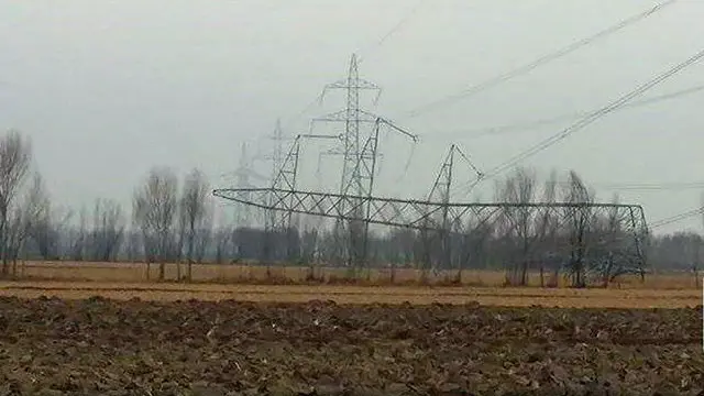 برېښنا شرکت وايي په سیمه کې د بریښنا یوه ستنه په بشپړ ډول نسکوره کړل شوې او یوه بله اره کړل شوې چې د بریښنا شرکت په وینا بیا رغاونه یې کومه ستونزمنه چاره نه ده.