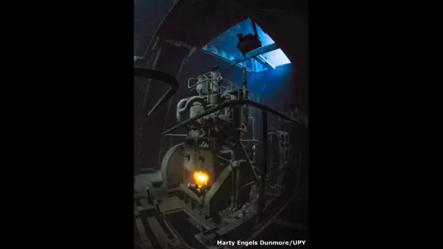 В трюме полузатопленного корабля