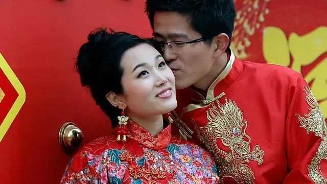 چین کی روایات کا حصہ ہے کہ شادی کے موقعے پر دولھا دلھن جبکہ موت پر لواحقین کو رقم دی جاتی ہے