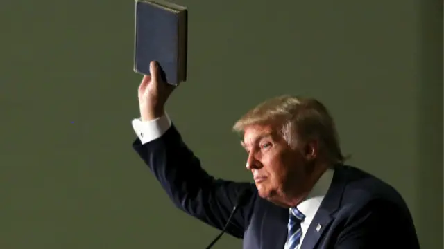 Trump con Biblia