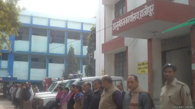 राष्ट्रगान करते हुए वैशाली कलेक्ट्रेट के कर्मचारी